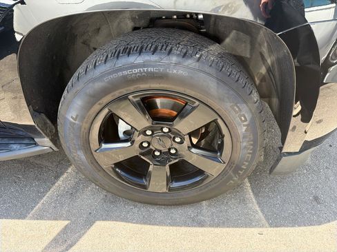Used 2018 Chevrolet Suburban LT w/ Luxury Package AWD/4WD image 4