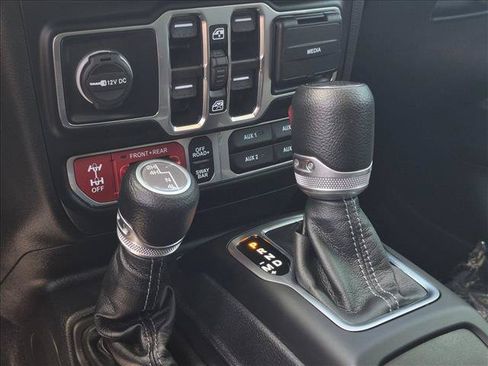 Used 2024 Jeep Wrangler Unlimited Rubicon w/ Technology Group AWD/4WD image 15
