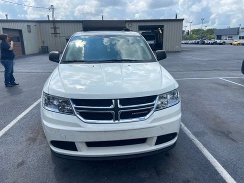 Used 2018 Dodge Journey SE w/ Connectivity Group FWD image 2