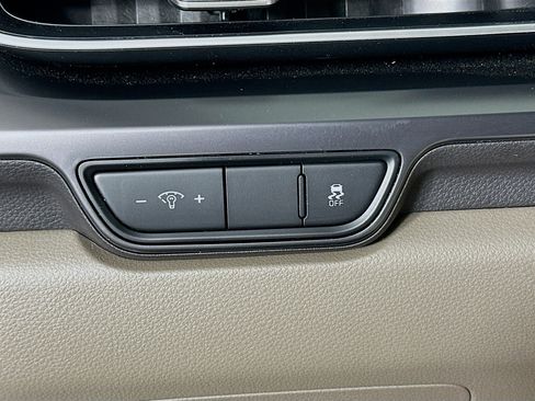 Used 2026 Kia Carnival FWD image 17
