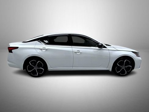 Used 2023 Nissan Altima 2.5 SR FWD image 4