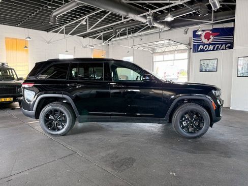 New 2025 Jeep Grand Cherokee Altitude AWD/4WD image 4