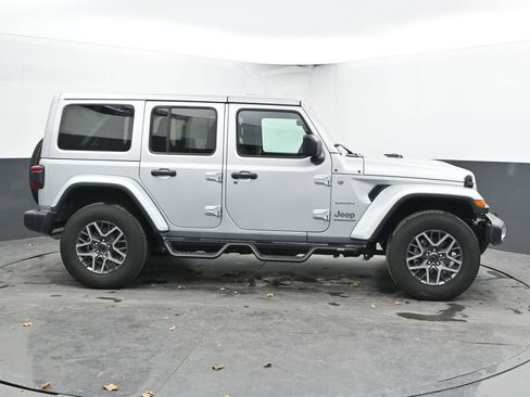 Used 2024 Jeep Wrangler Sahara image 12