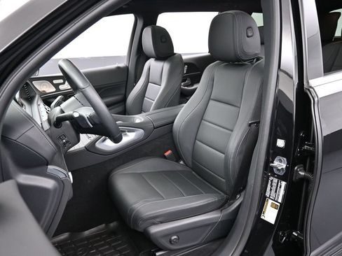 Used 2025 Mercedes-Benz GLS 450 4MATIC image 5