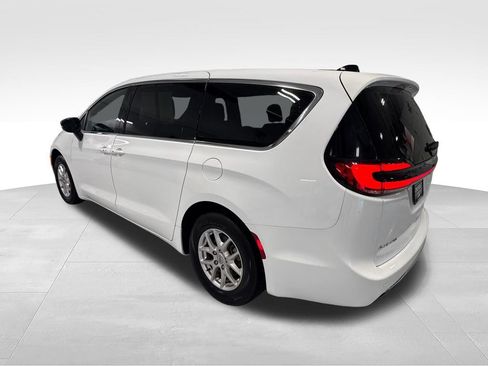 Used 2025 Chrysler Pacifica Select FWD image 48