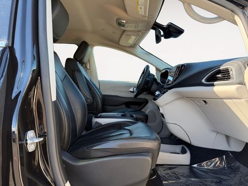 Used 2022 Chrysler Pacifica Touring-L FWD image 24