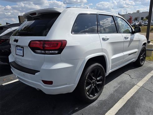 Used 2022 Jeep Grand Cherokee Laredo X image 14