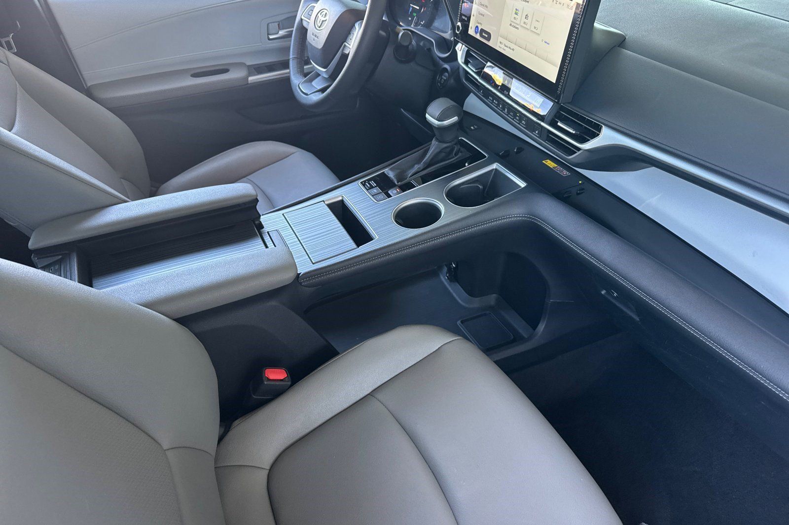 Used 2026 Toyota Sienna XLE FWD image 29