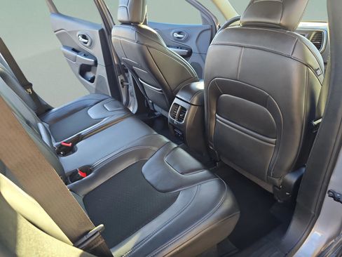 Used 2019 Jeep Cherokee Latitude Plus w/ Cold Weather Group image 15