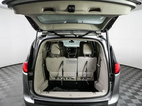 Used 2018 Chrysler Pacifica Touring-L image 28