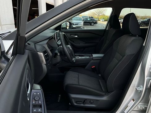 Used 2025 Nissan Rogue SV image 10