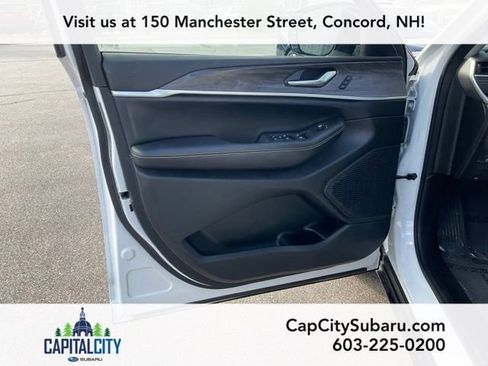 Used 2023 Jeep Grand Cherokee Limited AWD/4WD image 11
