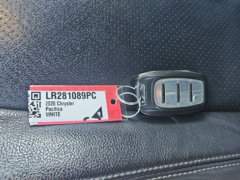 Used 2020 Chrysler Pacifica Touring-L Plus w/ S Appearance Package image 21