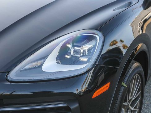 Used 2023 Porsche Cayenne Platinum Edition image 4