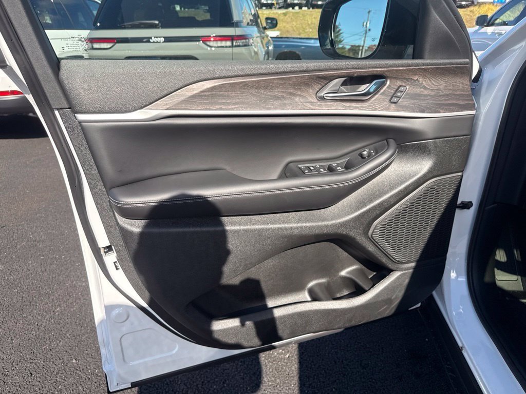 New 2027 Jeep Grand Cherokee Limited AWD/4WD image 18