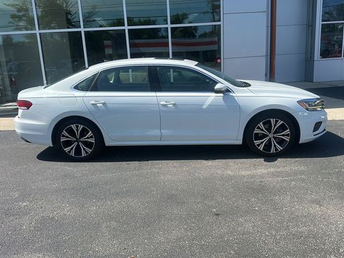 Used 2022 Volkswagen Passat 2.0T SE FWD image 2