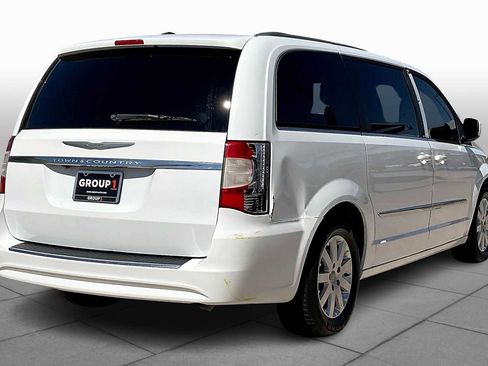 Used 2014 Chrysler Town & Country Touring image 11