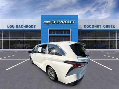 Used 2024 Toyota Sienna LE image 6