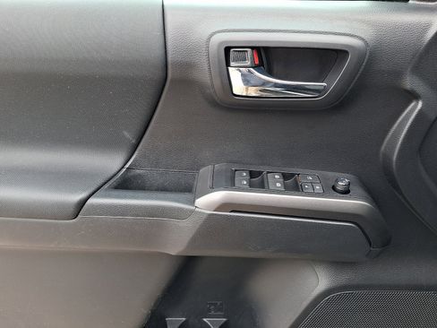 Used 2022 Toyota Tacoma TRD Sport image 12