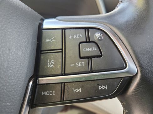 Used 2020 Toyota Highlander XLE image 28