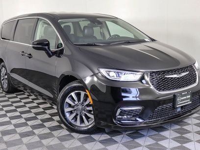Used 2024 Chrysler Pacifica Select