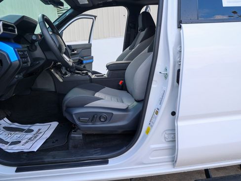 Used 2024 Toyota Tacoma TRD Off-Road image 45