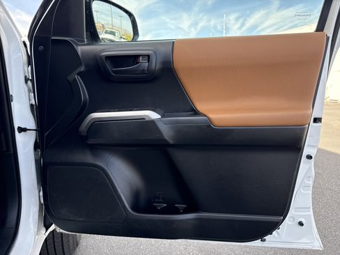 Used 2017 Toyota Tacoma SR5 image 29