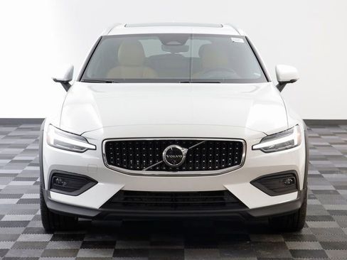Used 2024 Volvo V60 B5 Cross Country Ultimate image 24