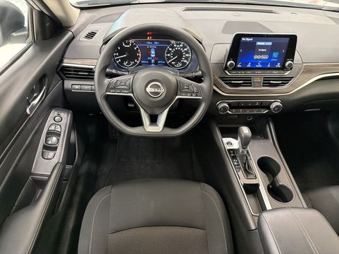 Used 2025 Nissan Altima 2.5 SV FWD image 30