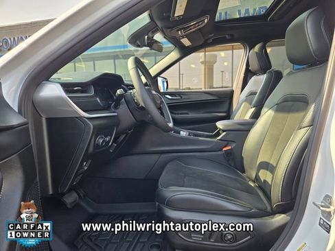 Used 2025 Jeep Grand Cherokee Altitude RWD image 9