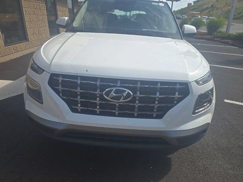Used 2025 Hyundai Venue SEL FWD image 2