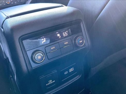 Used 2023 GMC Acadia SLT AWD/4WD image 11