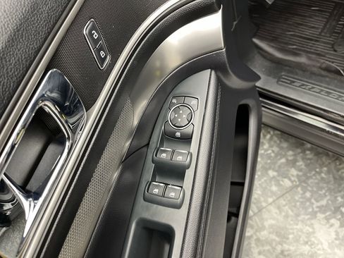 Used 2019 Ford Explorer XLT w/ Equipment Group 202A AWD/4WD image 10