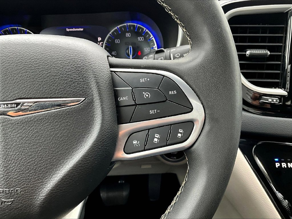 Used 2023 Chrysler Pacifica Touring-L FWD image 15