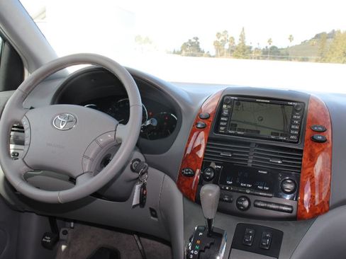 Used 2009 Toyota Sienna XLE image 23