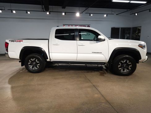 Used 2019 Toyota Tacoma TRD Off-Road AWD/4WD image 8