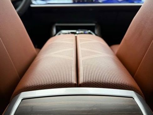 Used 2025 BMW 760i xDrive w/ Executive Package image 24