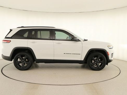 Used 2023 Jeep Grand Cherokee Altitude AWD/4WD image 8