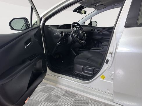 Used 2020 Toyota Prius Prime LE image 2