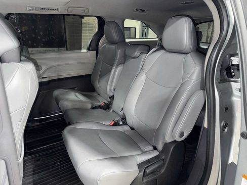 Used 2023 Toyota Sienna XLE FWD image 17