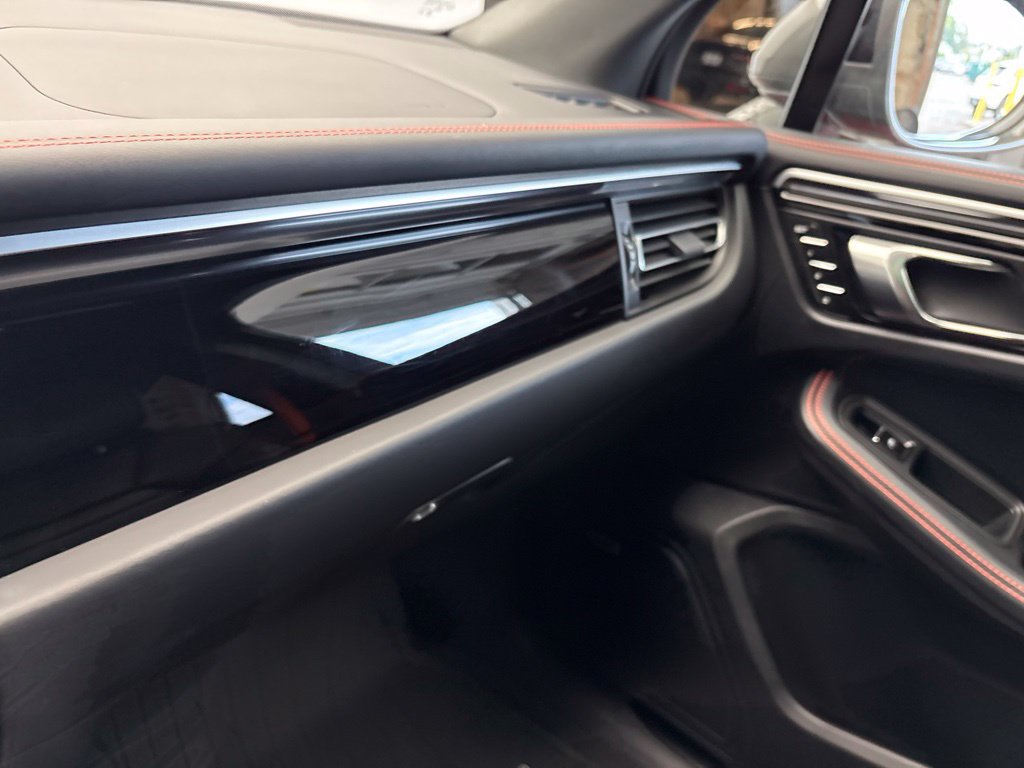 Certified 2023 Porsche Macan Turbo AWD/4WD image 34