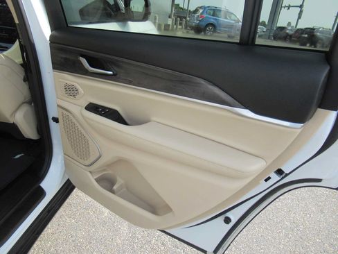 Used 2022 Jeep Grand Cherokee L Limited AWD/4WD image 25