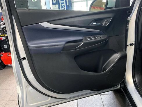 Used 2023 Chevrolet Bolt EUV LT w/ Convenience Package FWD image 9
