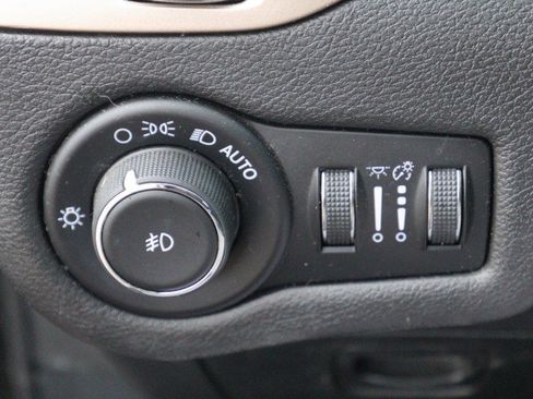 Used 2017 Jeep Cherokee Latitude w/ Cold Weather Group AWD/4WD image 12