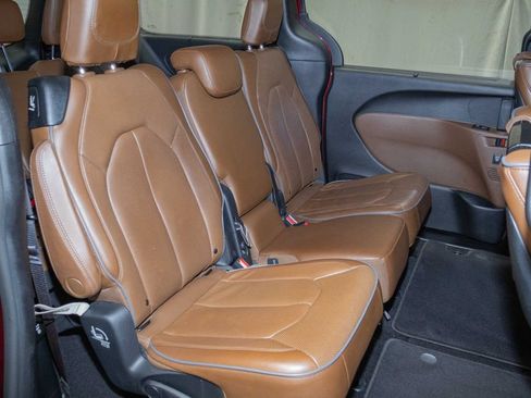 Used 2019 Chrysler Pacifica Limited w/ Tire & Wheel Group FWD image 15