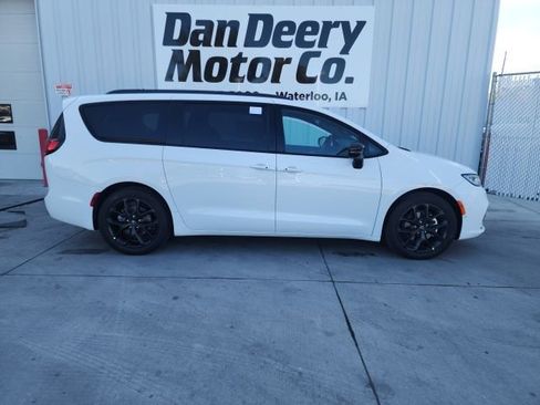 New 2026 Chrysler Pacifica Limited w/ Uconnect Theater Family Group image 13