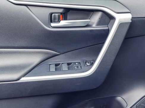 Used 2025 Toyota RAV4 XLE AWD/4WD image 9
