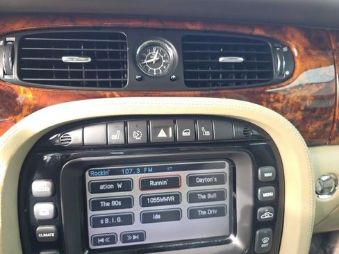 Used 2007 Jaguar XJ8 image 25