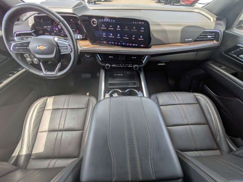 Used 2025 Chevrolet Suburban High Country AWD/4WD image 14