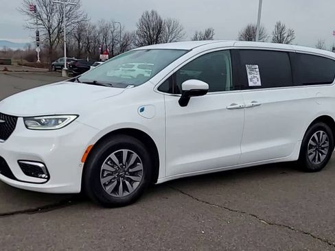 Used 2023 Chrysler Pacifica Touring-L image 4